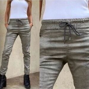 Bevy Flog Shely Original Pant - Sage Gray Snakeskin